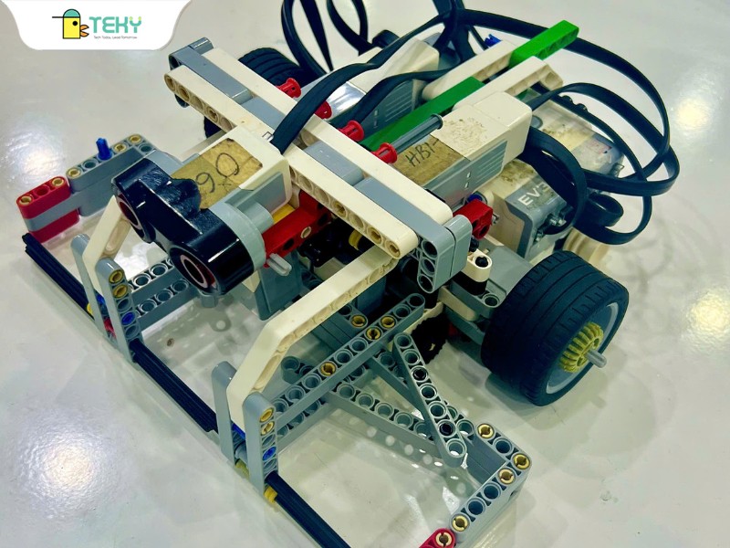 Hinh-anh-Robot-giai-sa-ban-WRO