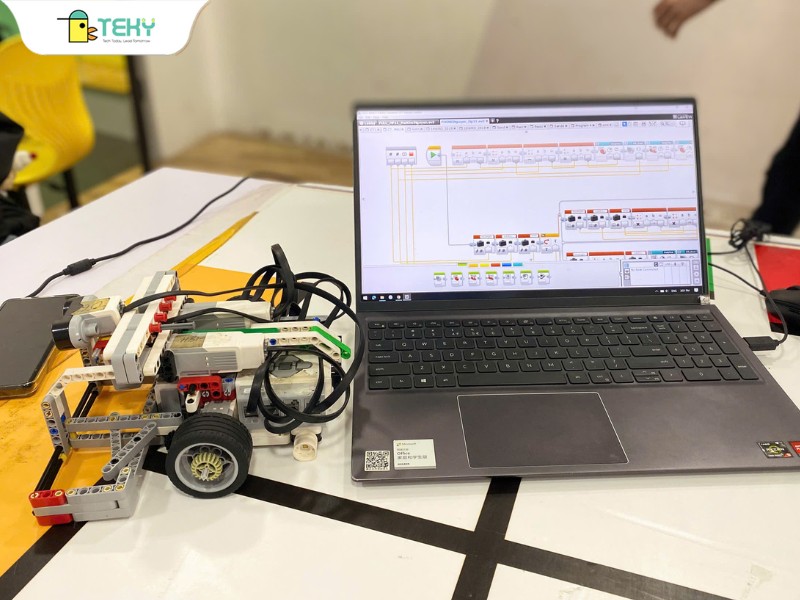 Robot-giai-sa-ban-WRO-va-phan-mem-lap-trinh-Code