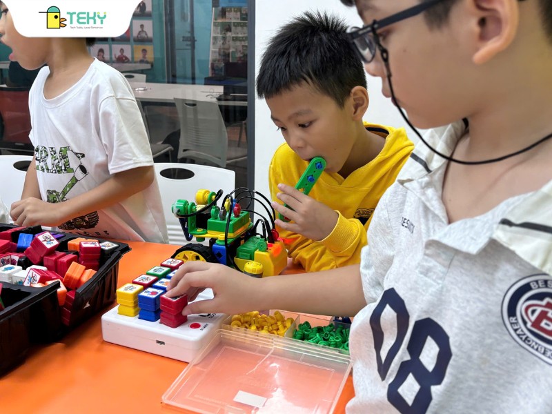 hoc-vien-teky-tap-lap-ghep-robotics-bang-bo-lego-education-wedo