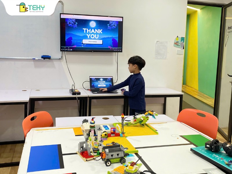 tekid-tu-tin-trinh-bay-du-an-cuoi-khoa-ve-lap-trinh-va-kham-pha-robotics