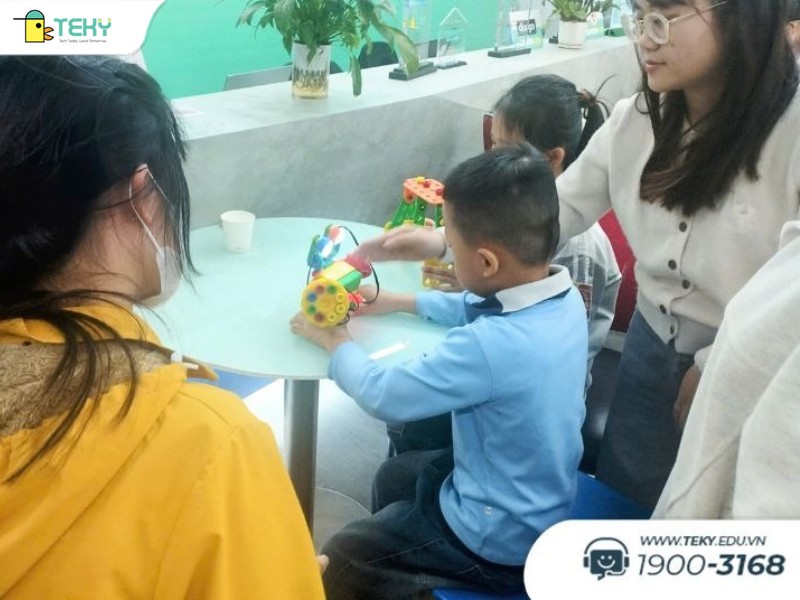 hoc-vien-teky-duoc-tiep-can-va-hoc-cong-nghe-tu-khi-con-nho