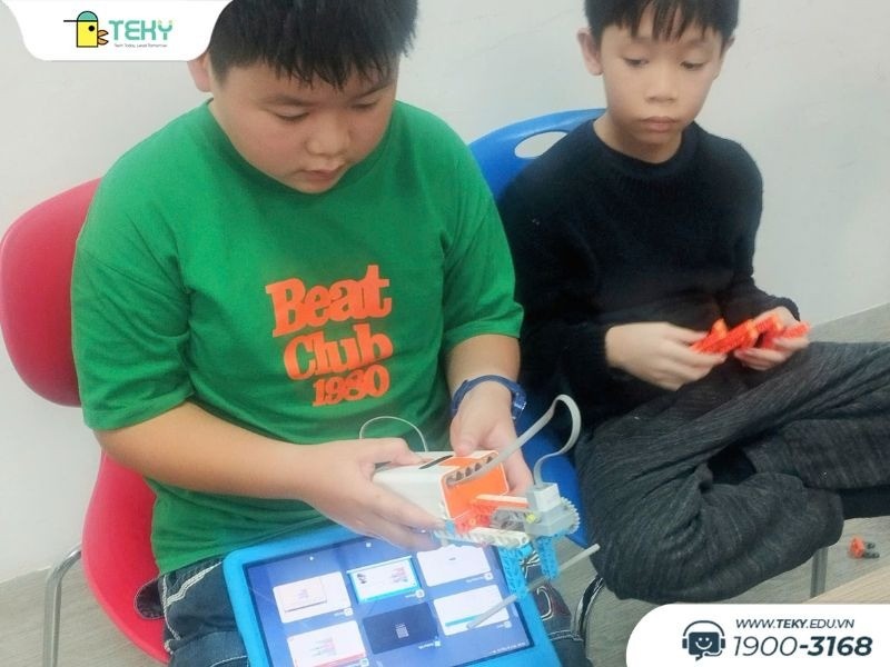 hai-tekid-hao-hung-thuc-hanh-cung-san-pham-robot-di-tren-day