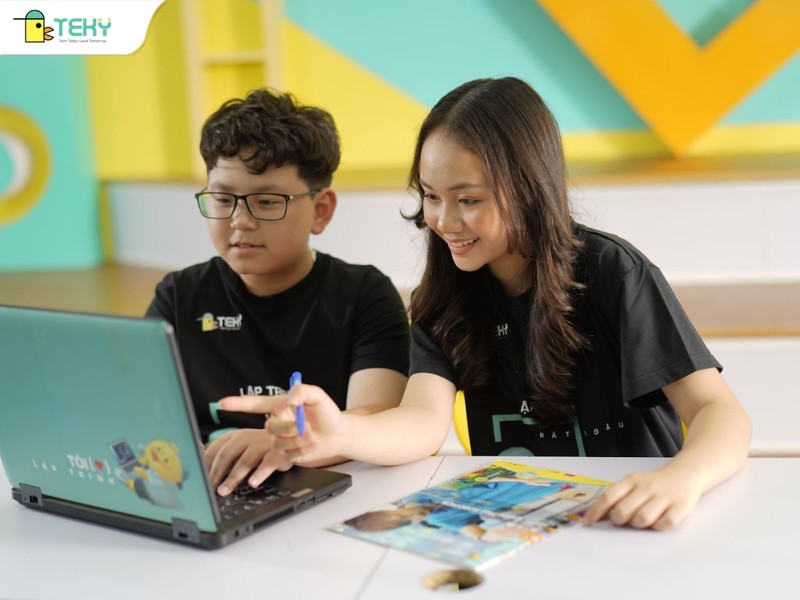 phu-huynh-dong-hanh-voi-tre-trong-qua-trinh-hoc-cong-nghe