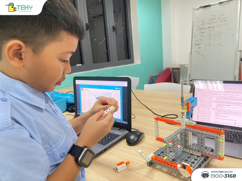 hoc-vien-teky-tu-tay-lap-rap-mo-hinh-robot