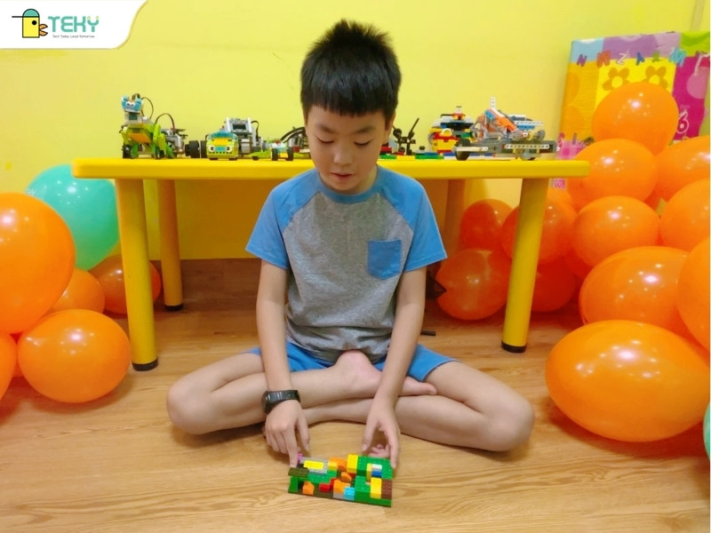 hoc-vien-trinh-bay-y-tuong-san-pham-truoc-thay-co-va-ba-me