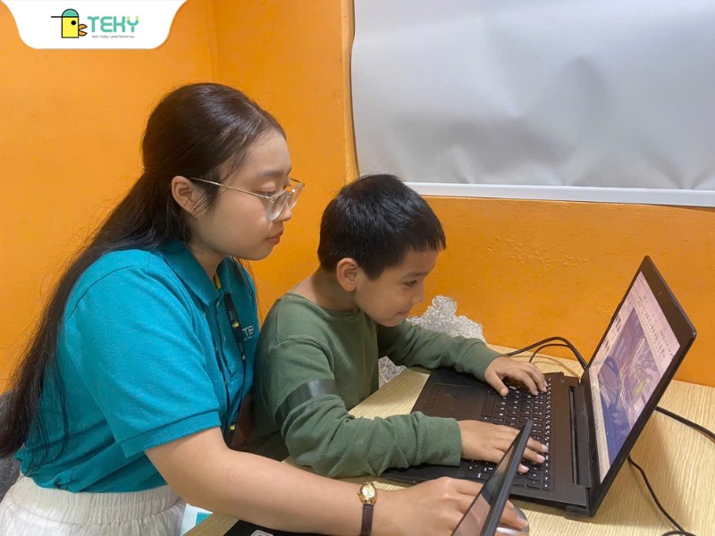 co-do-hong-minh-dang-huong-dan-be-lap-trinh-game-ai