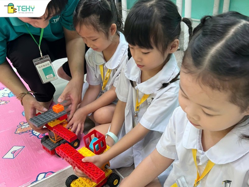 hoat-dong-lap-rap-bang-lego-trong-buoi-trai-nghiem-stem