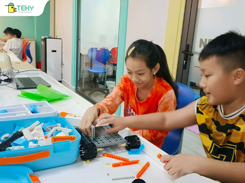 nhom-hoc-sinh-lam-du-an-robotics