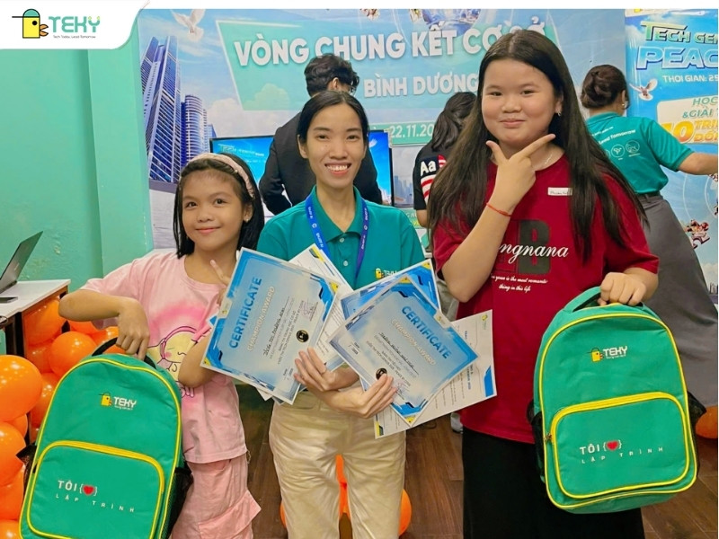 nhu-ngoc-va-phuong-anh-chup-hinh-cung-co-uyen-vong-chung-ket-co-so