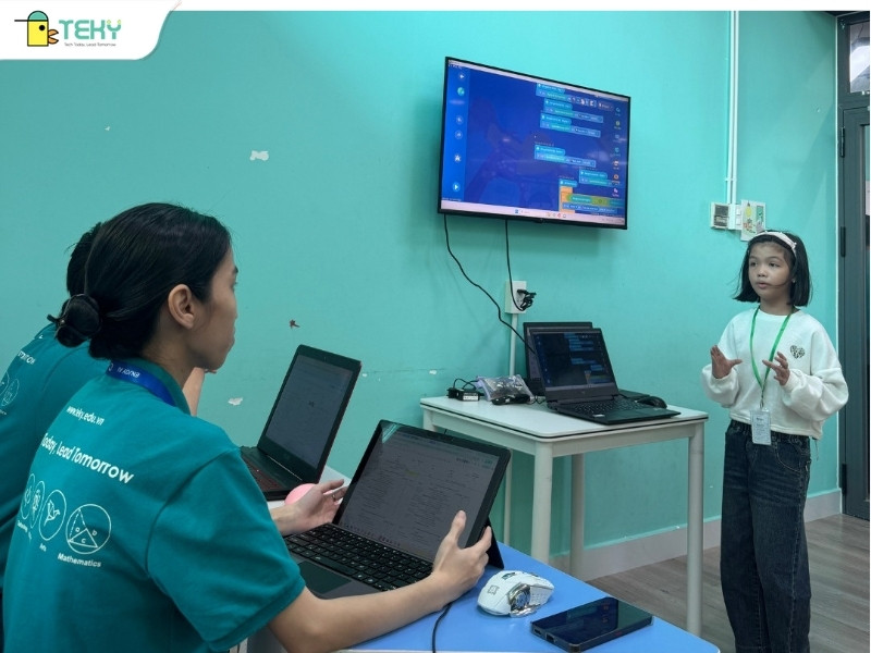 hoc-vien-thuyet-trinh-san-pham-vong-chung-ket-mien-nam-tech-genius-2025