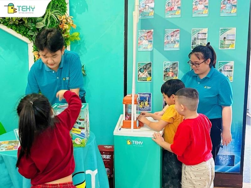 cac-con-tham-gia-thu-thach-tai-ngay-hoi-giang-sinh-cong-nghe-cung-teky-binh-duong