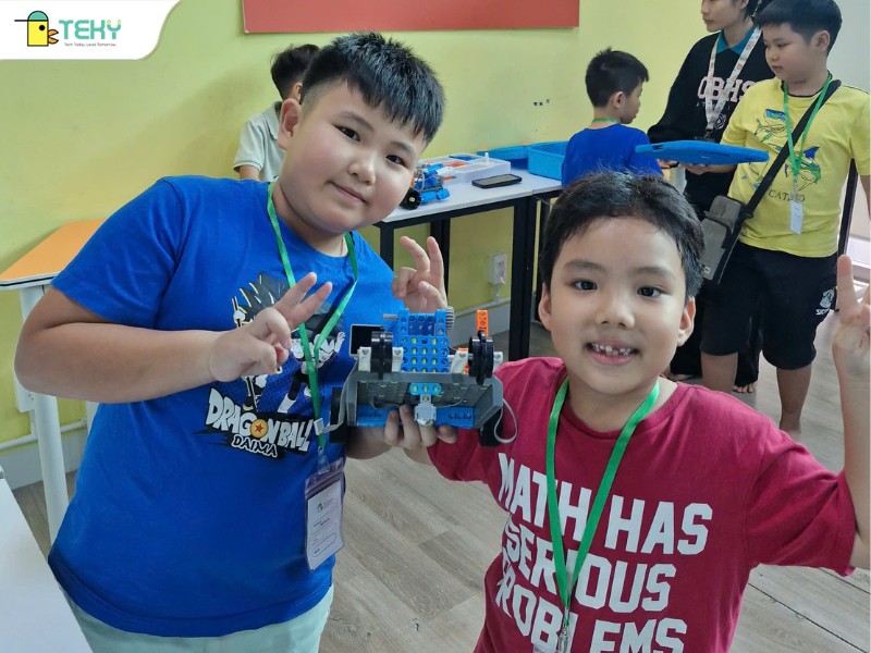 doi-thi-chup-hinh-cung-san-pham-robot-tu-che-cuuoc-dua-robotics-teky-dien-bien-phu