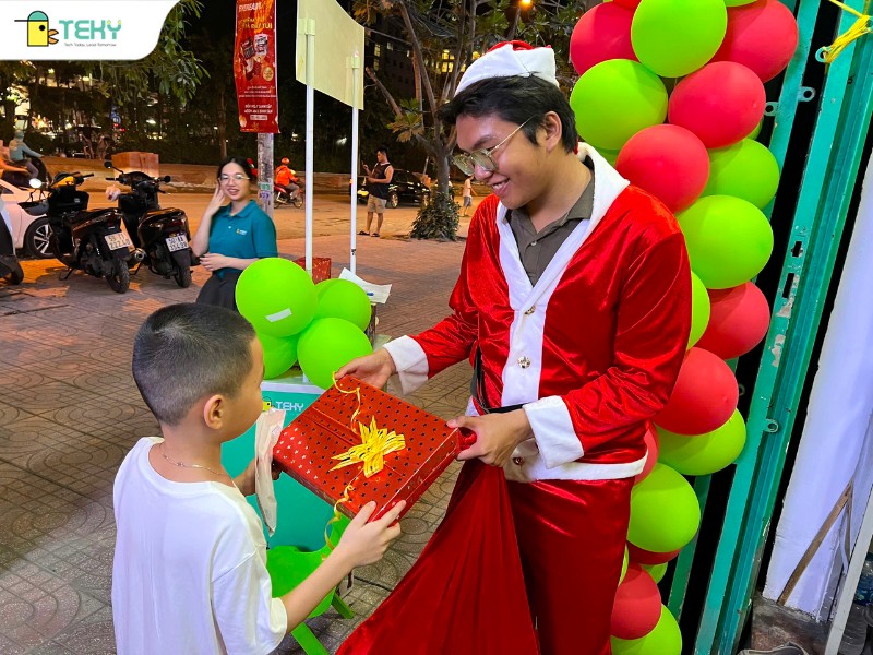 nhung-phan-qua-cha-me-tin-tuong-nho-teky-trao-den-con