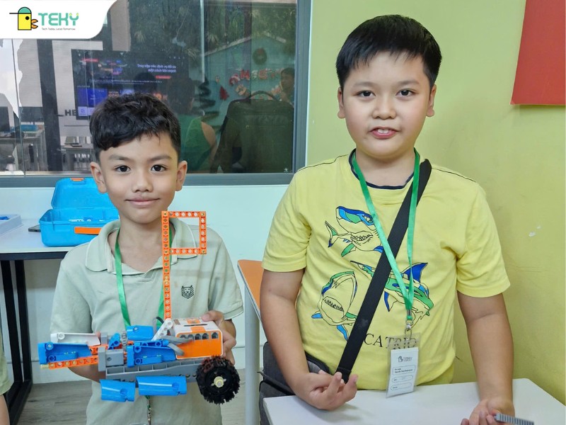 doi-thi-chup-anh-cung-san-pham-robot-tu-che-tai-cuoc-dua-robotics-teky-dien-bien-phu