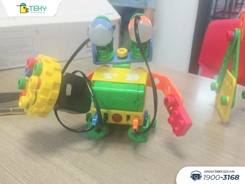 san-pham-robot-do-hoc-sinh-sang-tao-trong-buoi-trai-nghiem