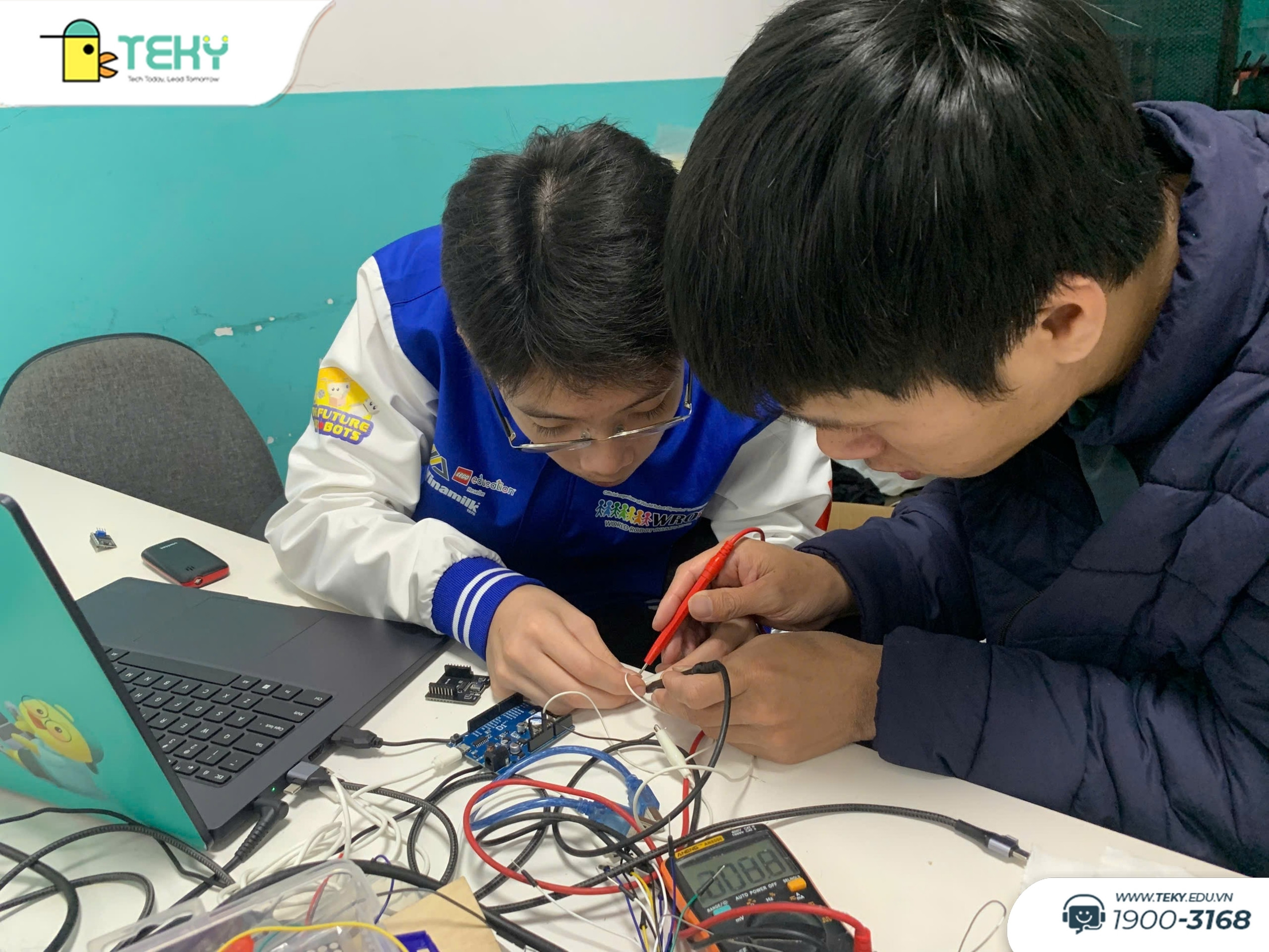 thay-hoang-dang-huong-dan-hai-phuong-thu-nghiem-du-an-cuoi-khoa