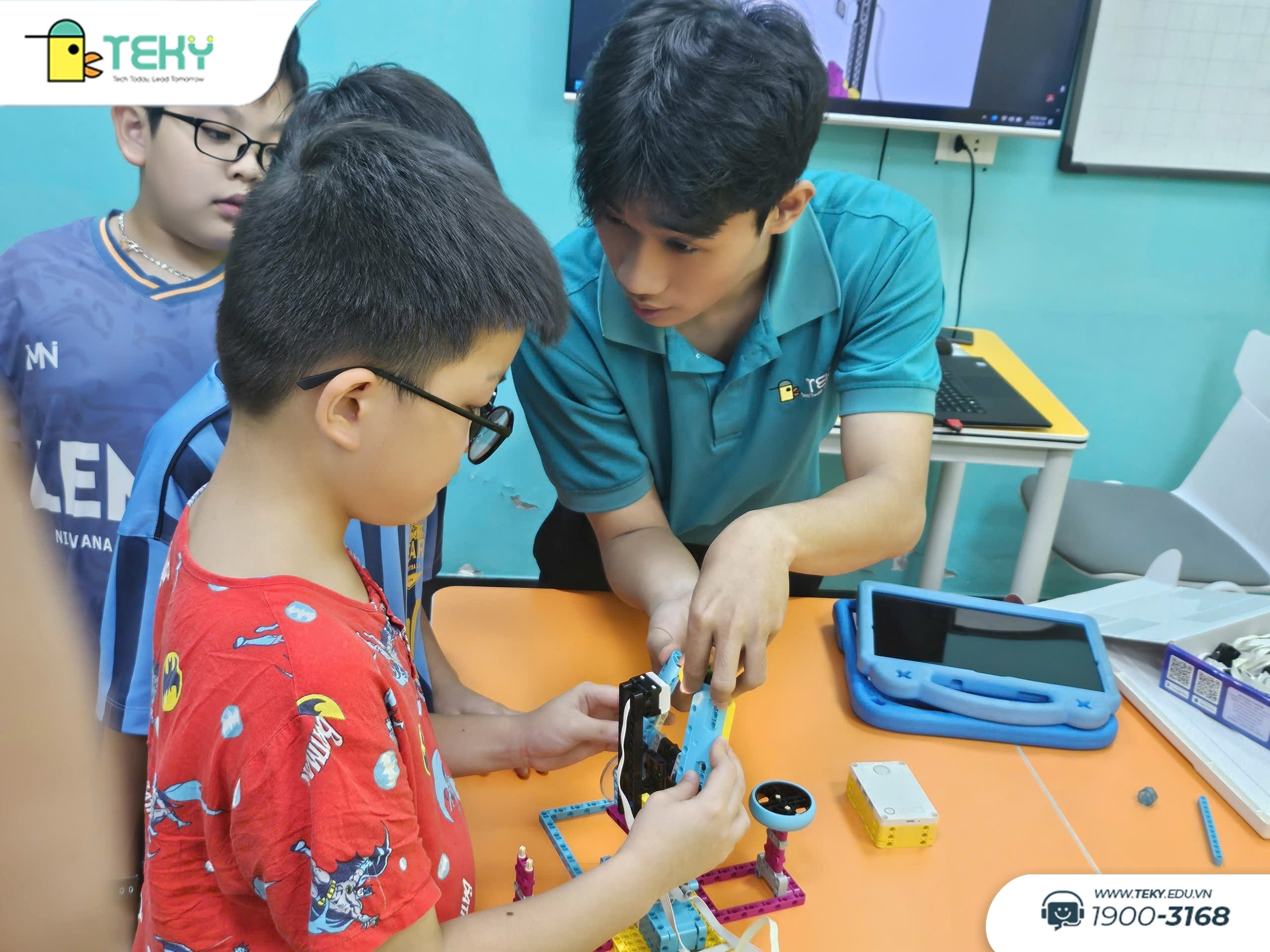 thay-hung-ho-tro-duc-tam-chay-thu-nghem-san-pham-gang-tay-may