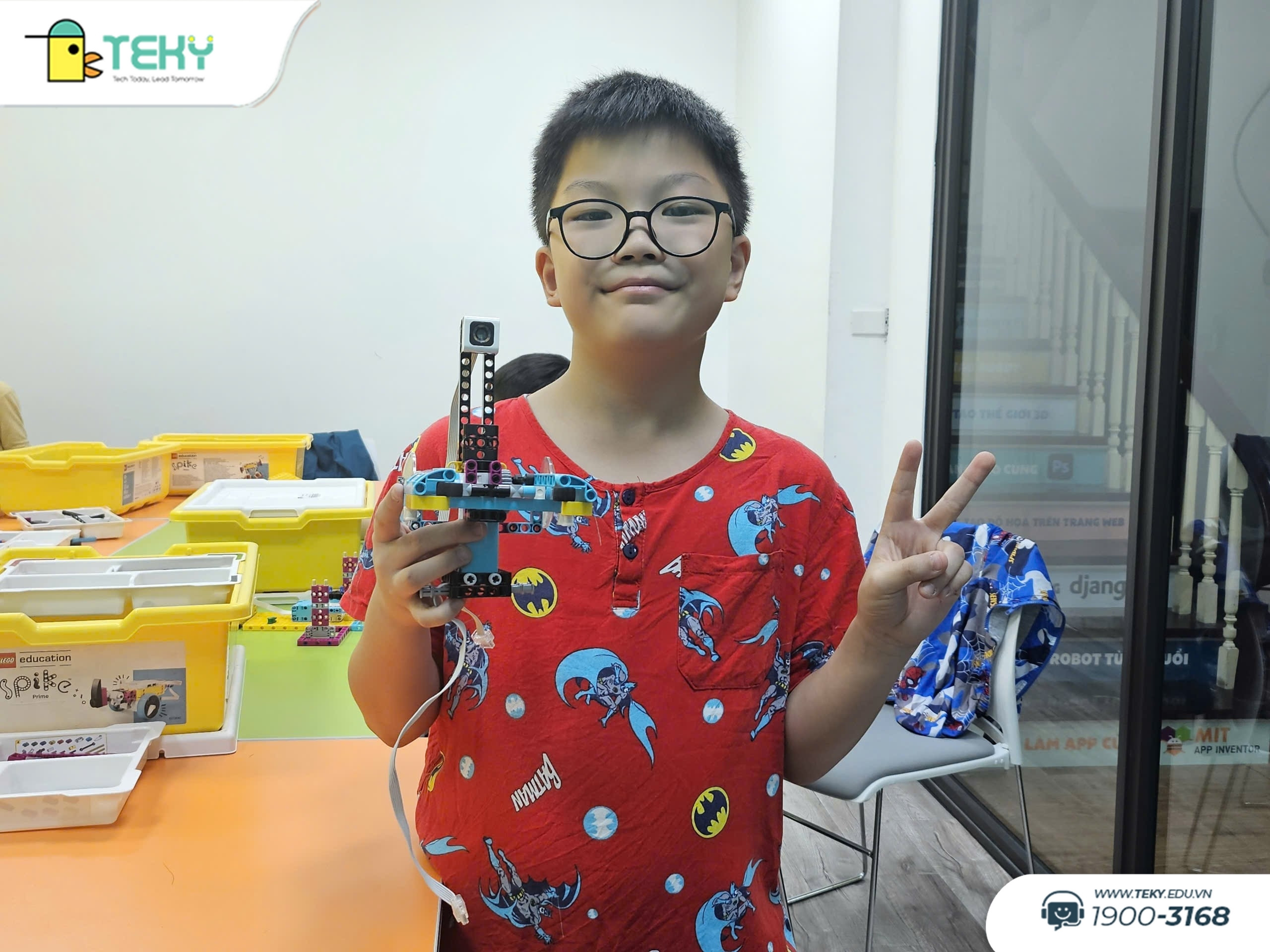 duc-tam-cung-san-pham-gang-tay-may-tai-lop-hoc-kham-pha-robotics