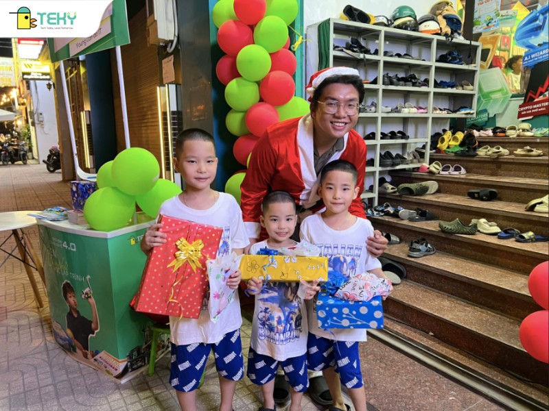 ong-gia-noel-trao-qua-cho-cac-be