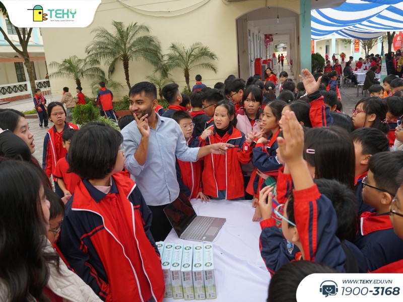 hoc-sinh-hao-hung-cung-giao-vien-nuoc-ngoai