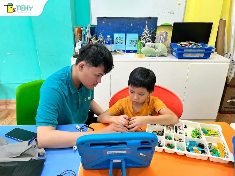 hinh-anh-hoc-vien-trai-nghiem-buoi-hoc-va-danh-gia-dau-vao-tai-teky