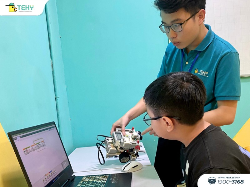 hoc-vien-teky-thuc-hanh-ket-noi-scratch-voi-robot-thong-minh