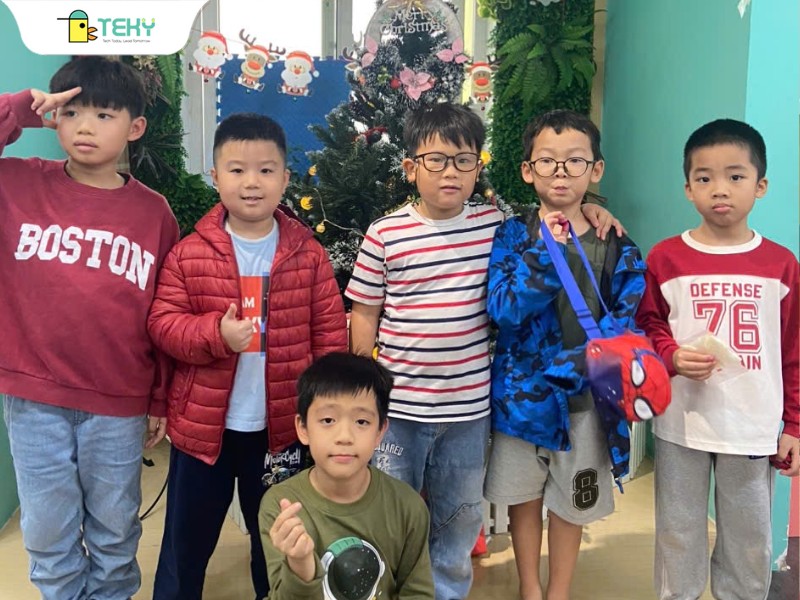 cac-con-check-in-cung-cac-ban-cua-minh-tai-teky