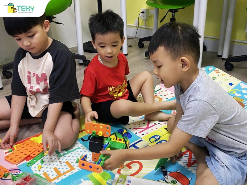 tre-tham-gia-hoat-dong-mam-non-cong-nghe-tai-teky-voi-bo-cong-cu-lap-rap-an-toan