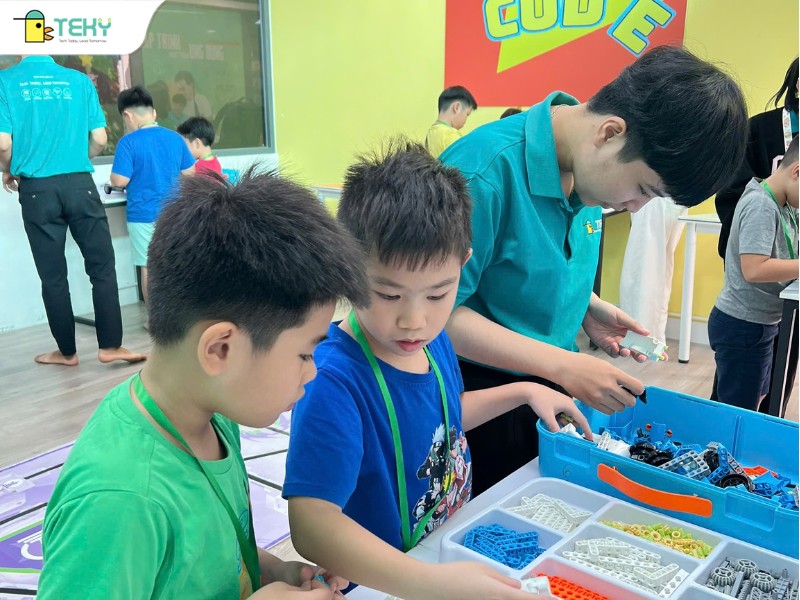 hoc-vien-teky-dien-bien-phu-tham-gia-cuoc-thi-robotics-va-trinh-dien-robot-tu-che-tao