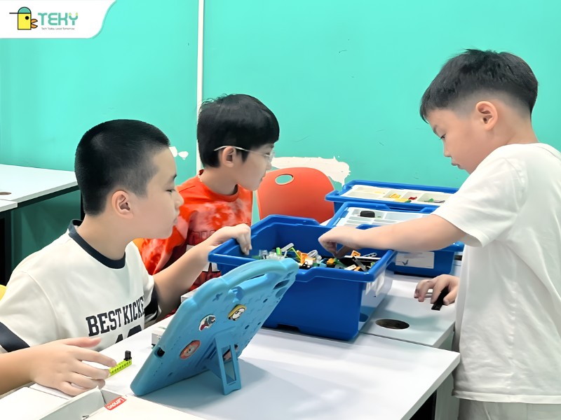 lop-hoc-robotics-voi-cong-cu-lego-wedo-tai-teky-long-bien