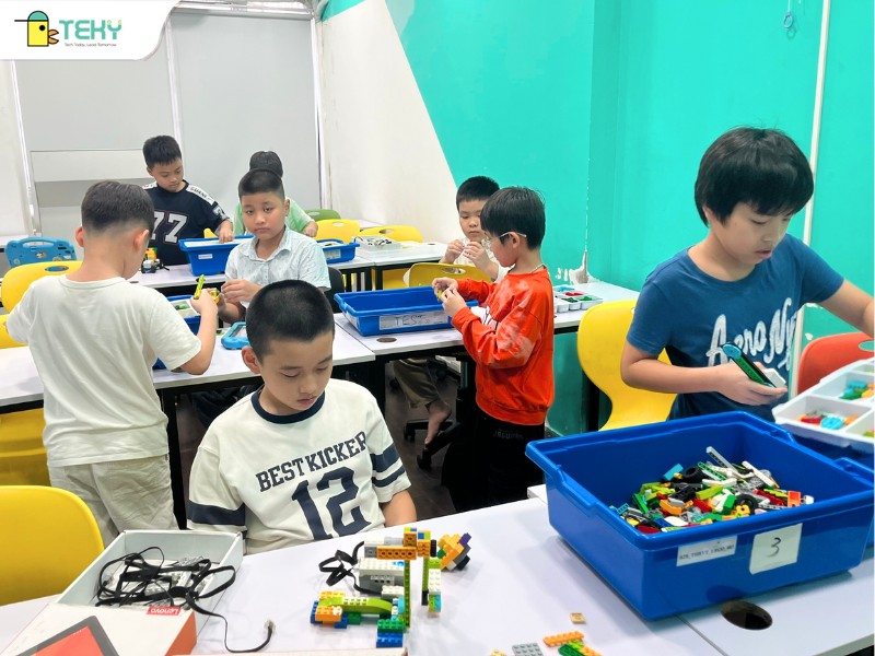lop-hoc-kham-pha-robotics-voi-cong-cu-lego-wedo-tai-teky-long-bien