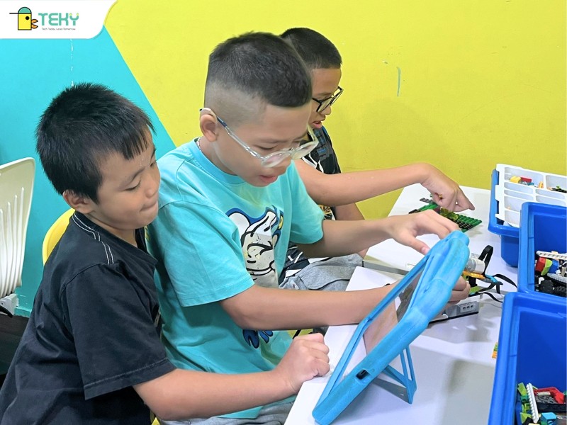 ba-hoc-vien-duy-anh-duc-duy-va-thien-dang-lam-ra-san-pham-tram-khong-vu-tru