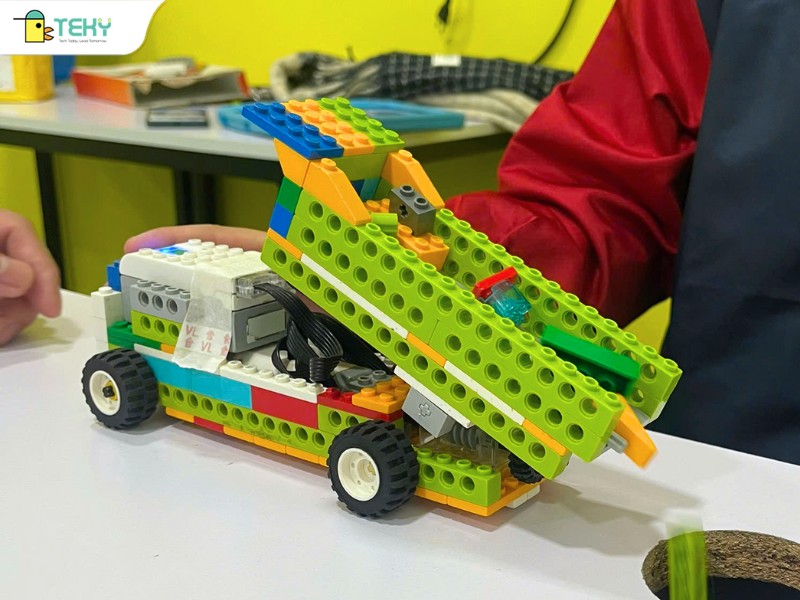 mo-hinh-xe-tai-van-chuyen-rac-thai-cua-hoc-vien-do-duc-duy-duoc-dieu-khien-bang-cac-khoi-lenh-scratch