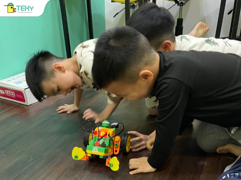 lop-hoc-mam-non-cong-nghe-voi-bo-cong-cu-robot-uaro-tai-teky-long-bien