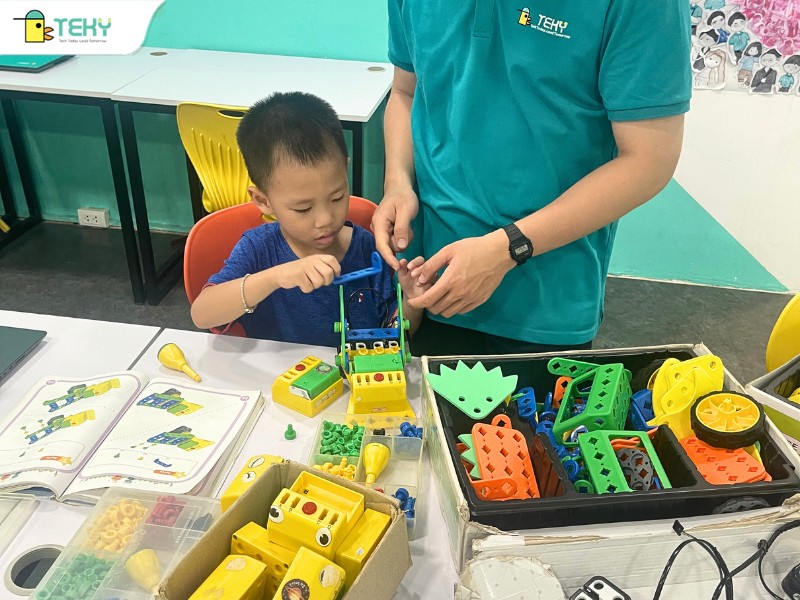 hoc-vien-trong-lop-hoc-mam-non-cong-nghe-voi-robot-uaro-tai-teky-long-bien