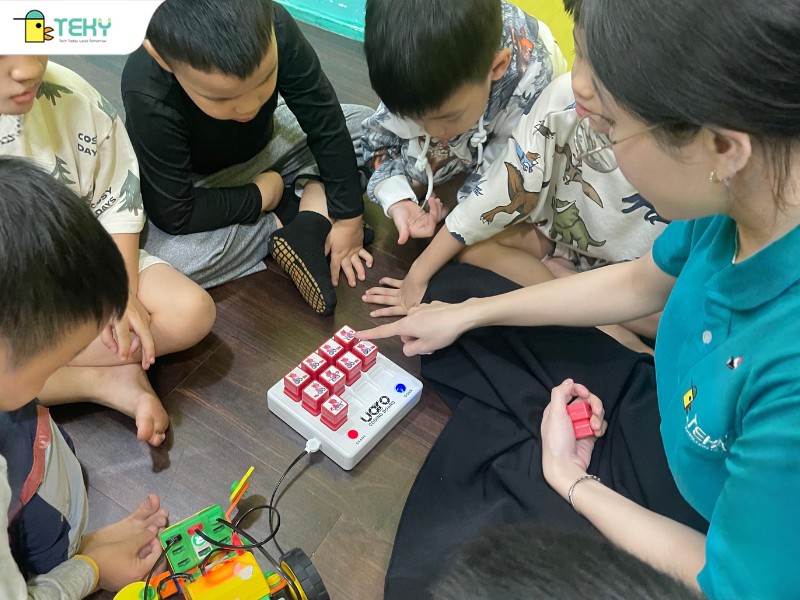 hoc-vien-trong-lop-hoc-mam-non-cong-nghe-voi-robot-uaro-tai-teky-long-bien