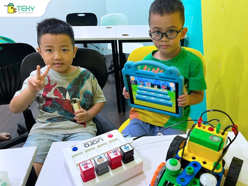 hoc-vien-trong-lop-hoc-mam-non-cong-nghe-voi-robot-uaro-tai-teky-long-bien