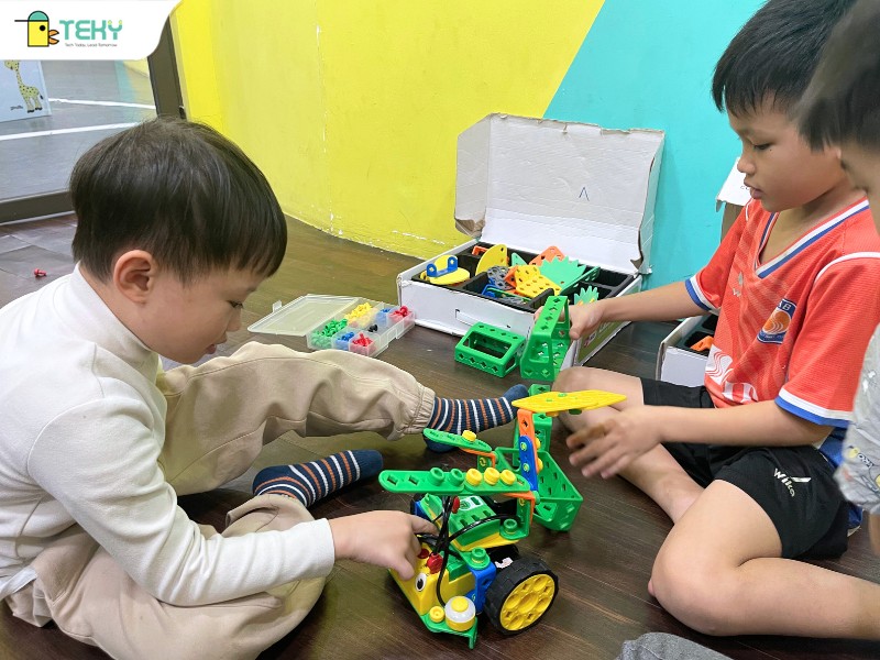 hoc-vien-trong-lop-hoc-mam-non-cong-nghe-voi-robot-uaro-tai-trky-long-bien