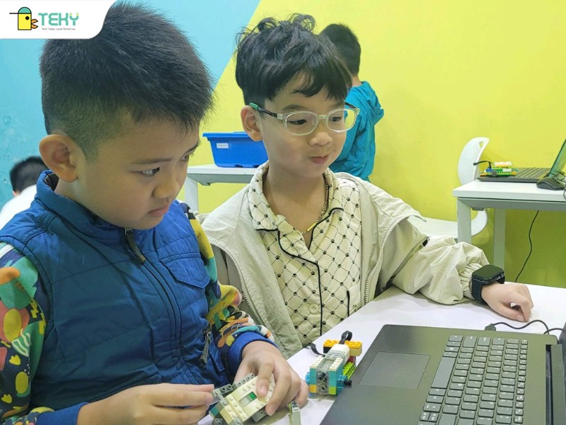 lop-hoc-robotics-voi-lego-wedo-tai-teky-long-bien