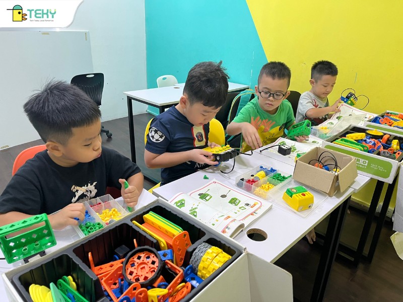 hoc-vien-trong-lop-mam-non-cong-nghe-voi-robot-uaro-tai-teky-long-bien