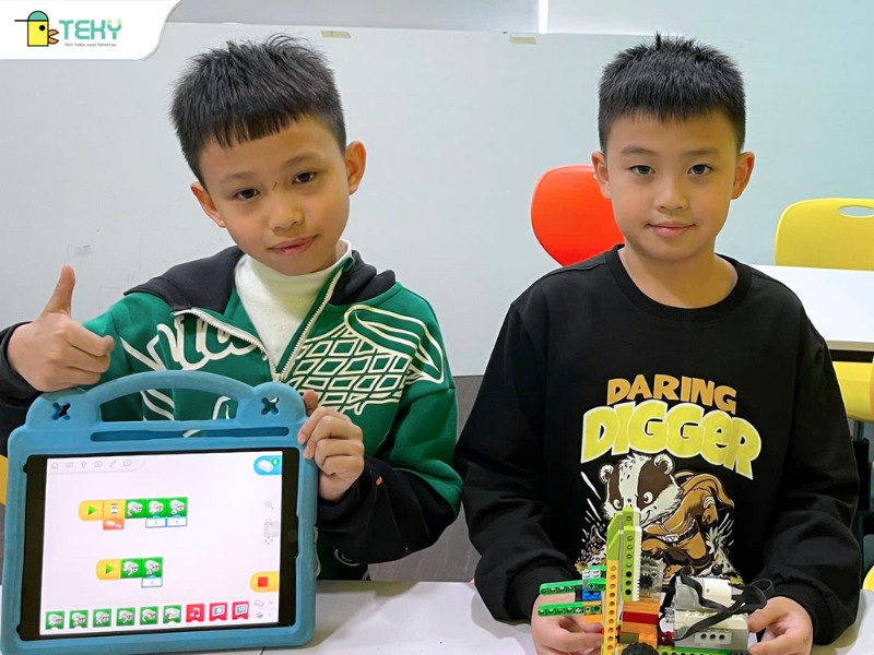 hai-ban-hoc-vien-tri-tai-va-nhat-minh-trong-hoc-phan-kham-pha-robtics-voi-lego-wedo
