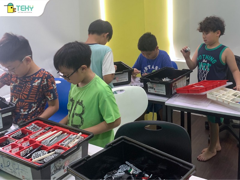 lop-hoc-robotics-voi-lego-mindstoms-tai-teky-long-bien