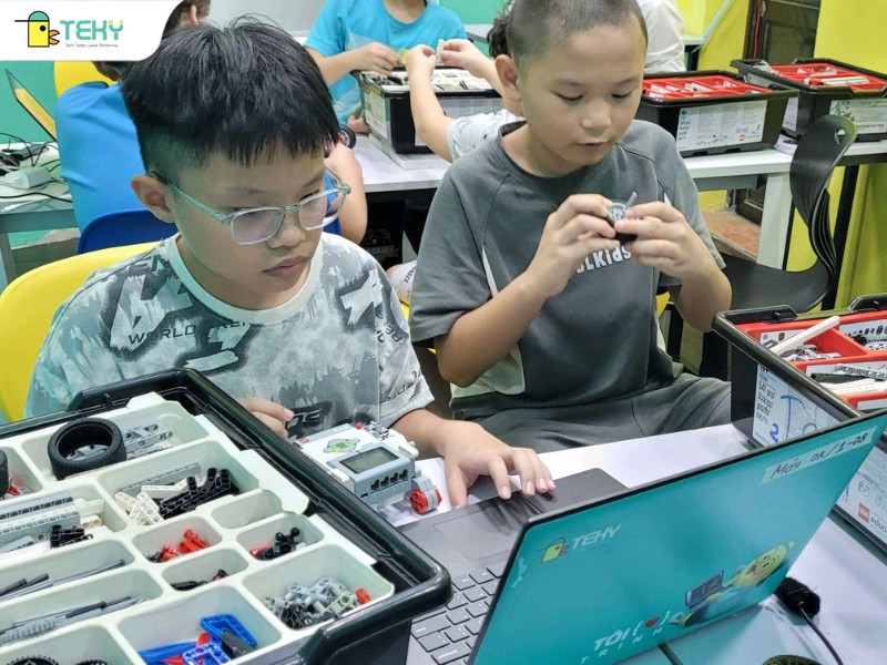 lop-hoc-robotics-voi-lego-midstorms-tai-teky-long-bien