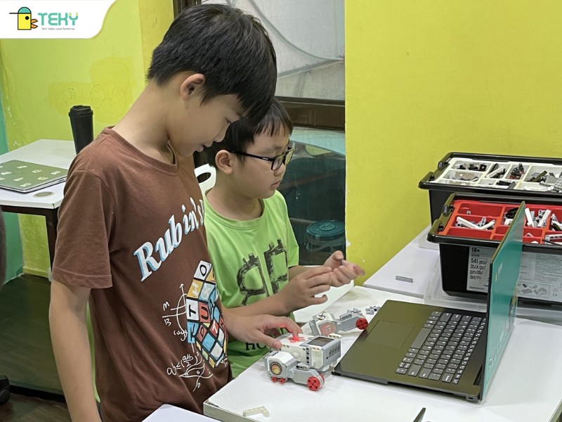 hoc-vien-lam-viec-nhom-voi-nhau-trong-lop-hoc-robotics-voi-lego-mindstorms tai-teky-long-bien
