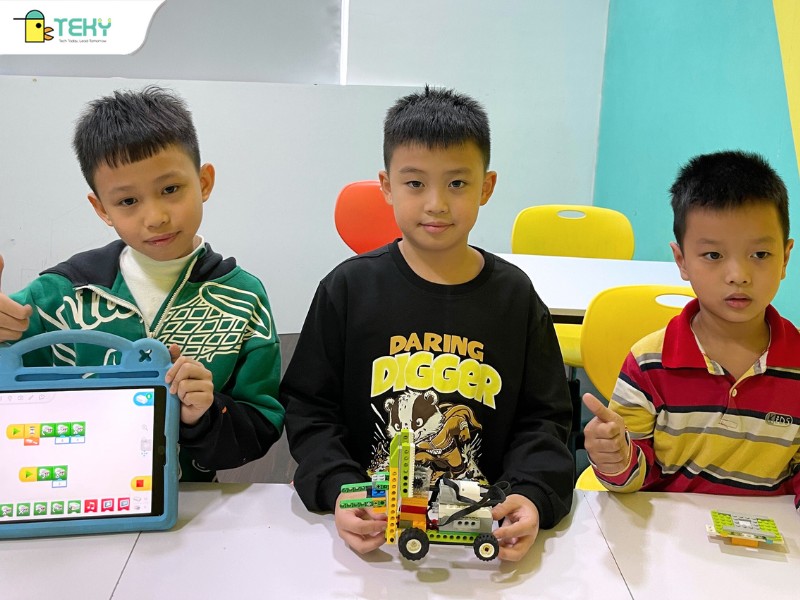 ba-ban-hoc-vien-nhat-minh-tai-va-bao-cung-san-pham-xe-van-chuyen-do-dac