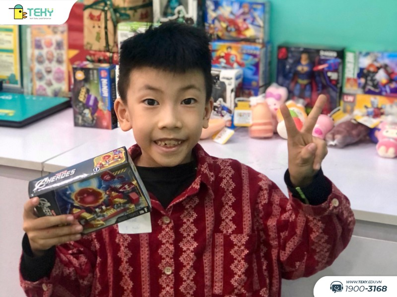 hoc-sinh-nhan-qua-noel-tai-su-kien