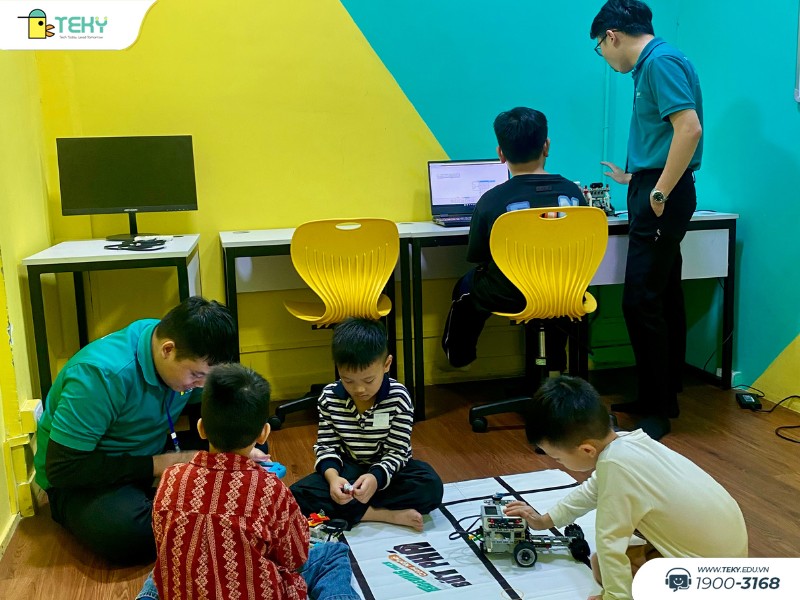 hoc-sinh-trai-nghiem-robot-wedo-va-robot-mindstorm