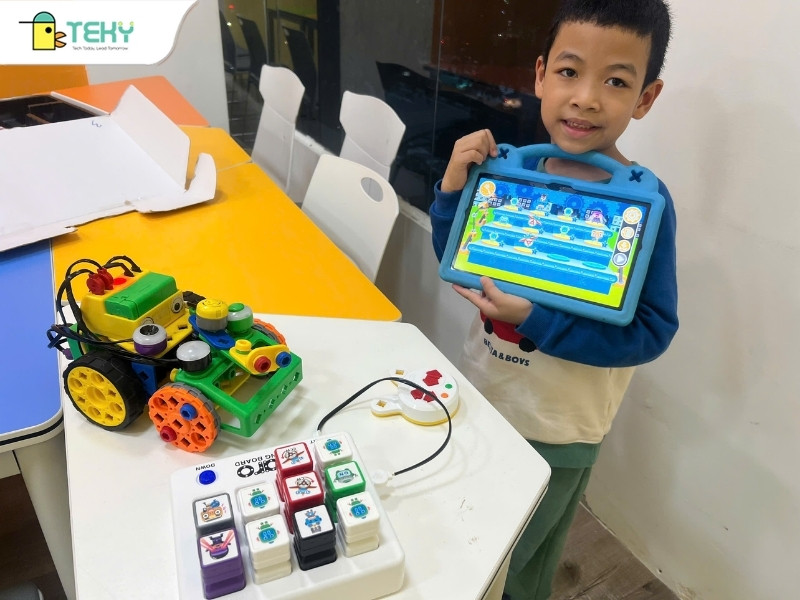 hoc-sinh-cung-san-pham-xe-tang-cong-nghe