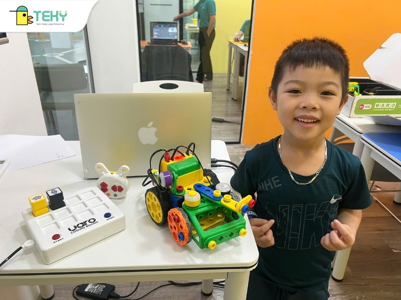 hoc-sinh-tai-lop-mam-non-cong-nghe