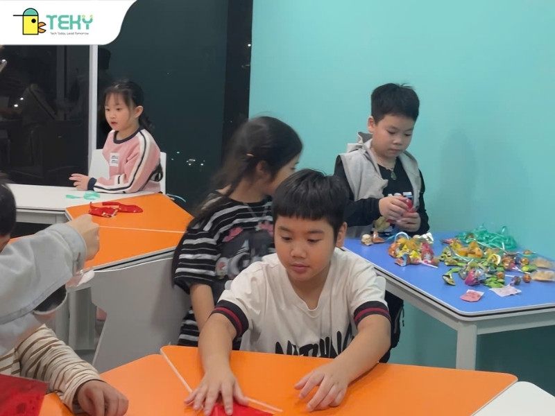 phong-lam-qua-luon-trong-khong-khi-giang-sinh-nhon-nhip